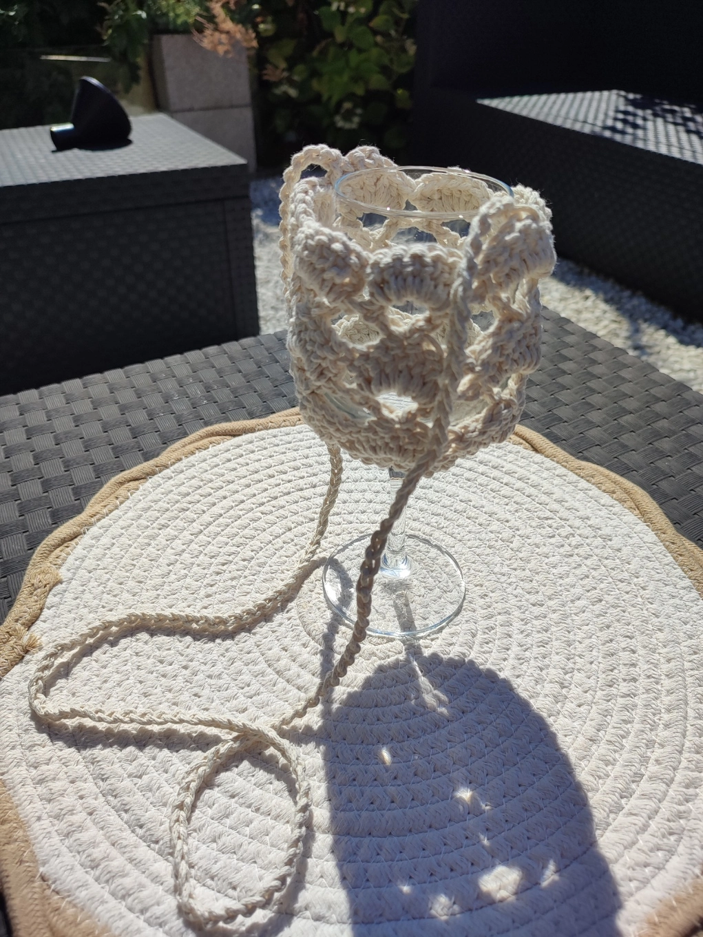 Porte verre en crochet de couleur beige vue côté droit