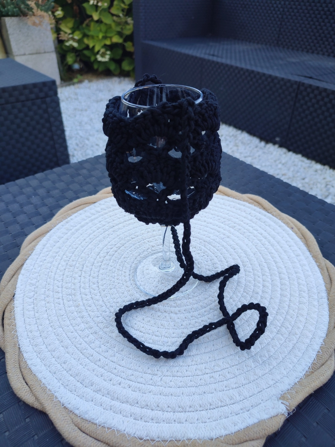 Porte verre en crochet de couleur noir vue côté droit