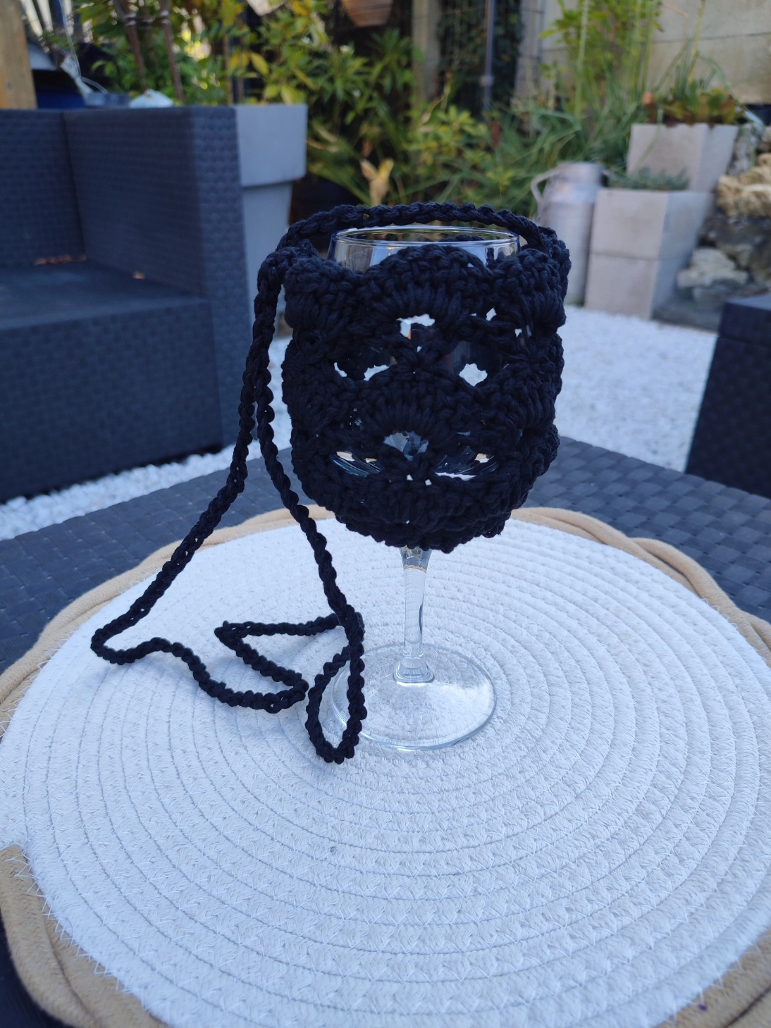 Porte verre en crochet de couleur noir avec verre vus de gauche
