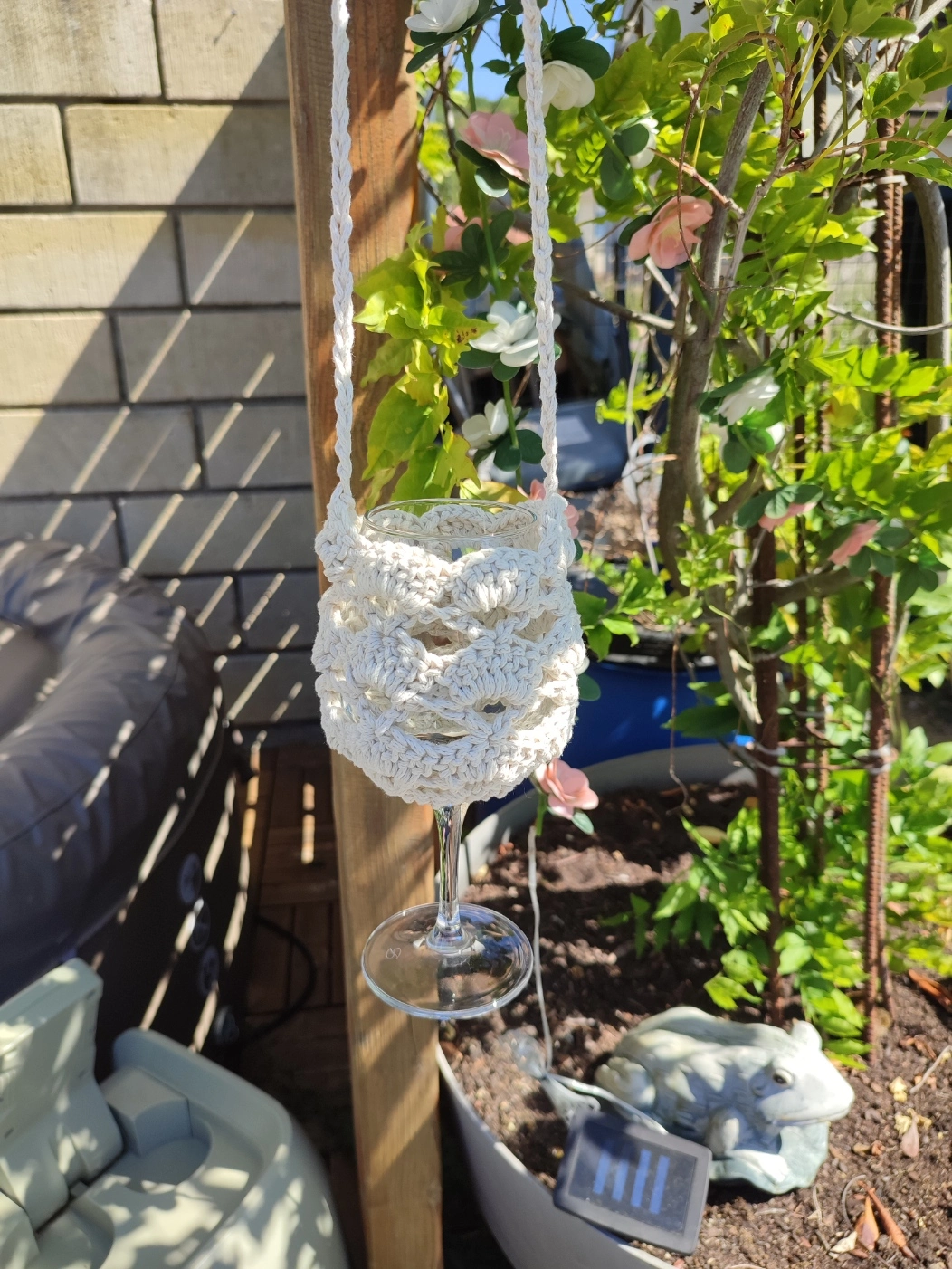 Porte verre en crochet de couleur beige suspendu à l'extérieur