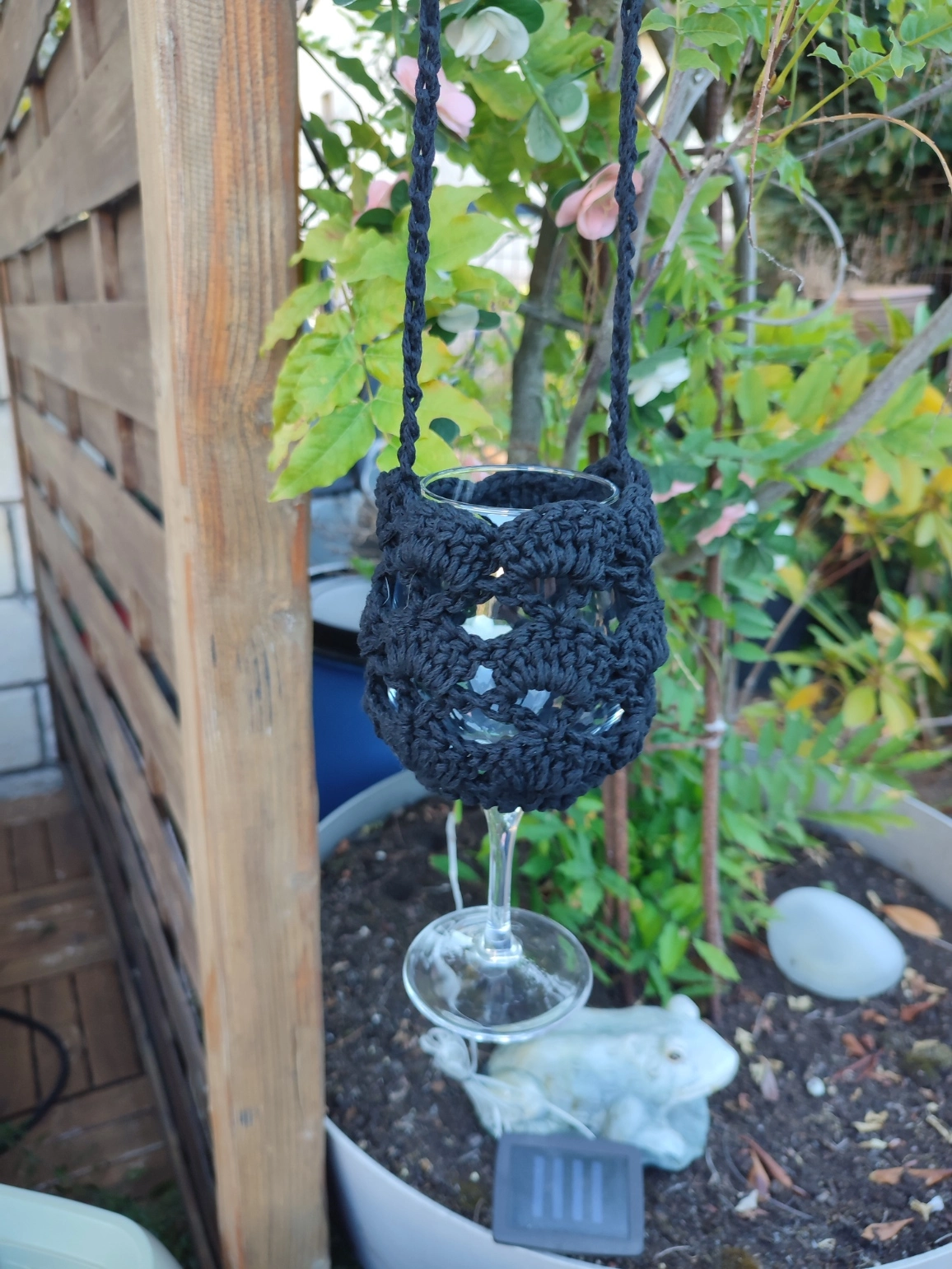 Porte verre en crochet de couleur noir suspendu à l'extérieur