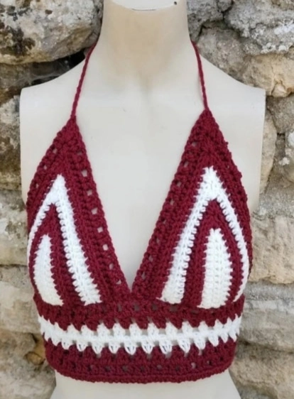 Top coquillage fait en crochet de couleur bordeau et blanc