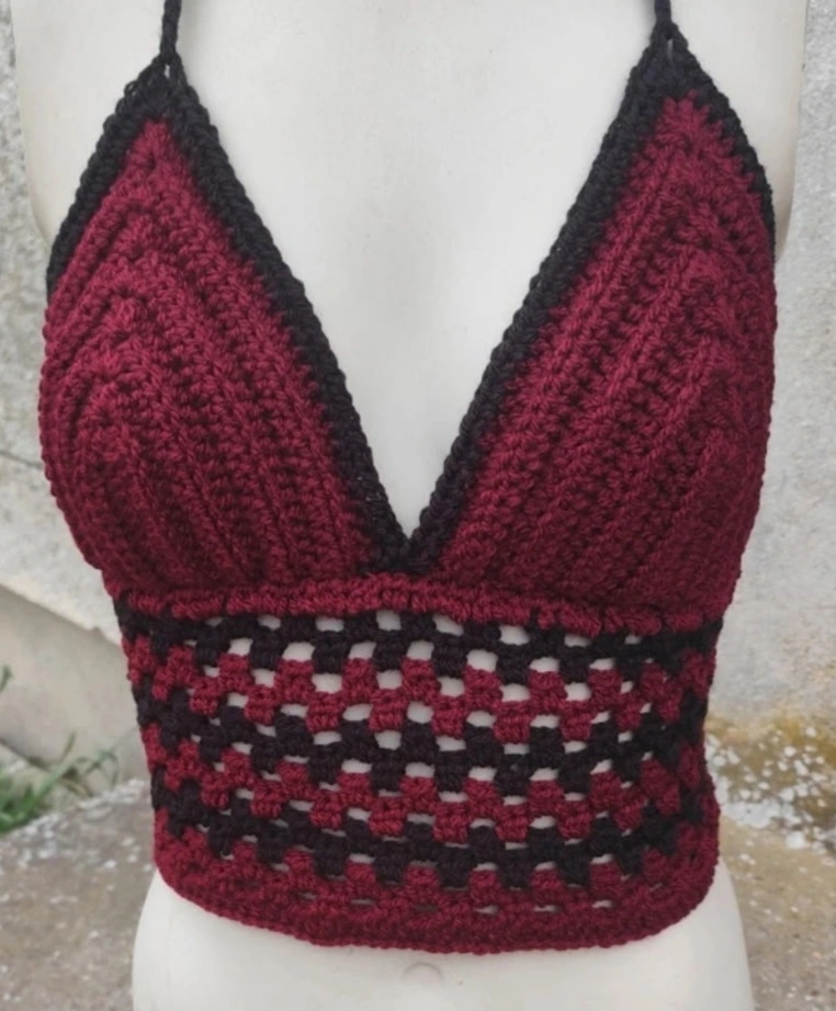 Top coquillage fait en crochet de couleur bordeau et noir