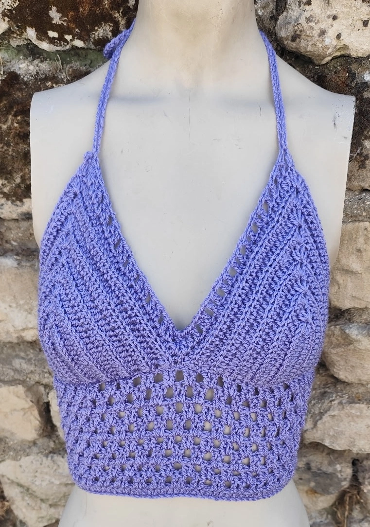 Top coquillage fait en crochet de couleur mauve
