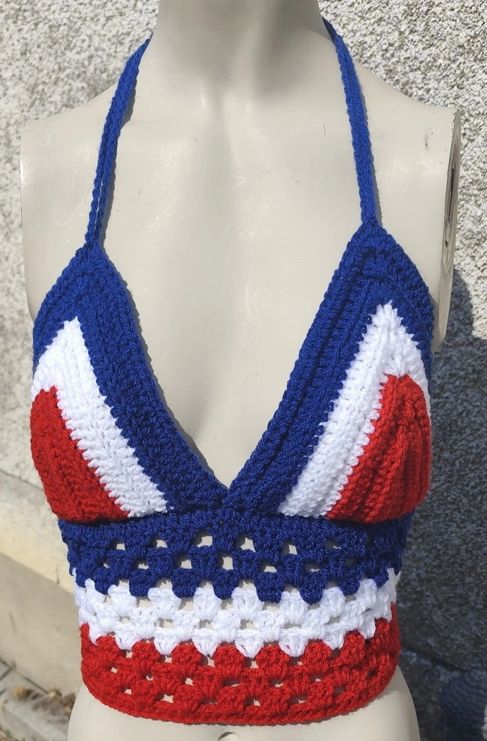 Top coquillage fait en crochet de couleur bleu, blanc rouge
