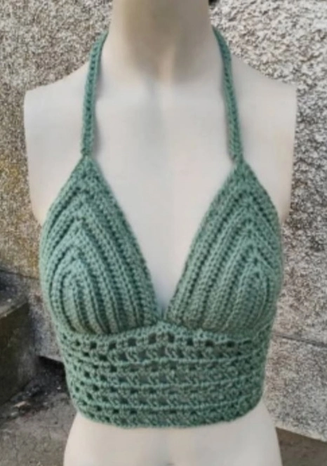 Top coquillage fait en crochet de couleur vert