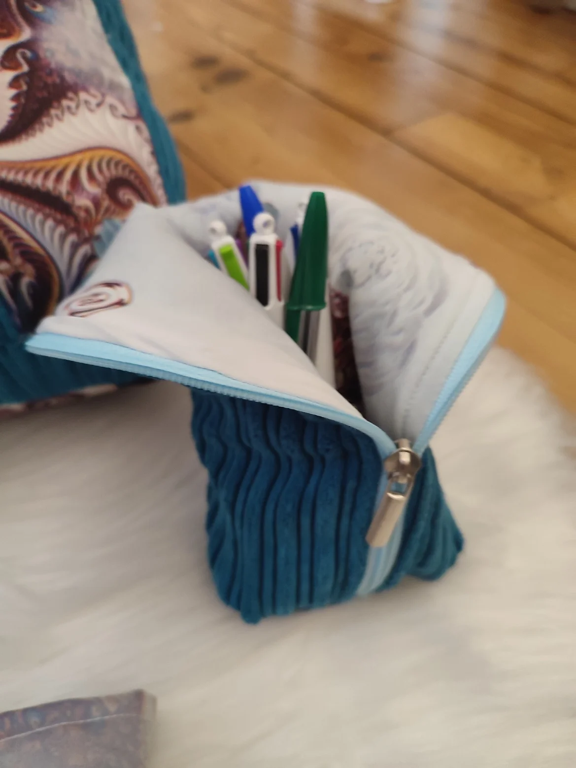 Trousse Jardin d'azur fait main avec un tissus côtelé bleu et des motifs volet et bleu