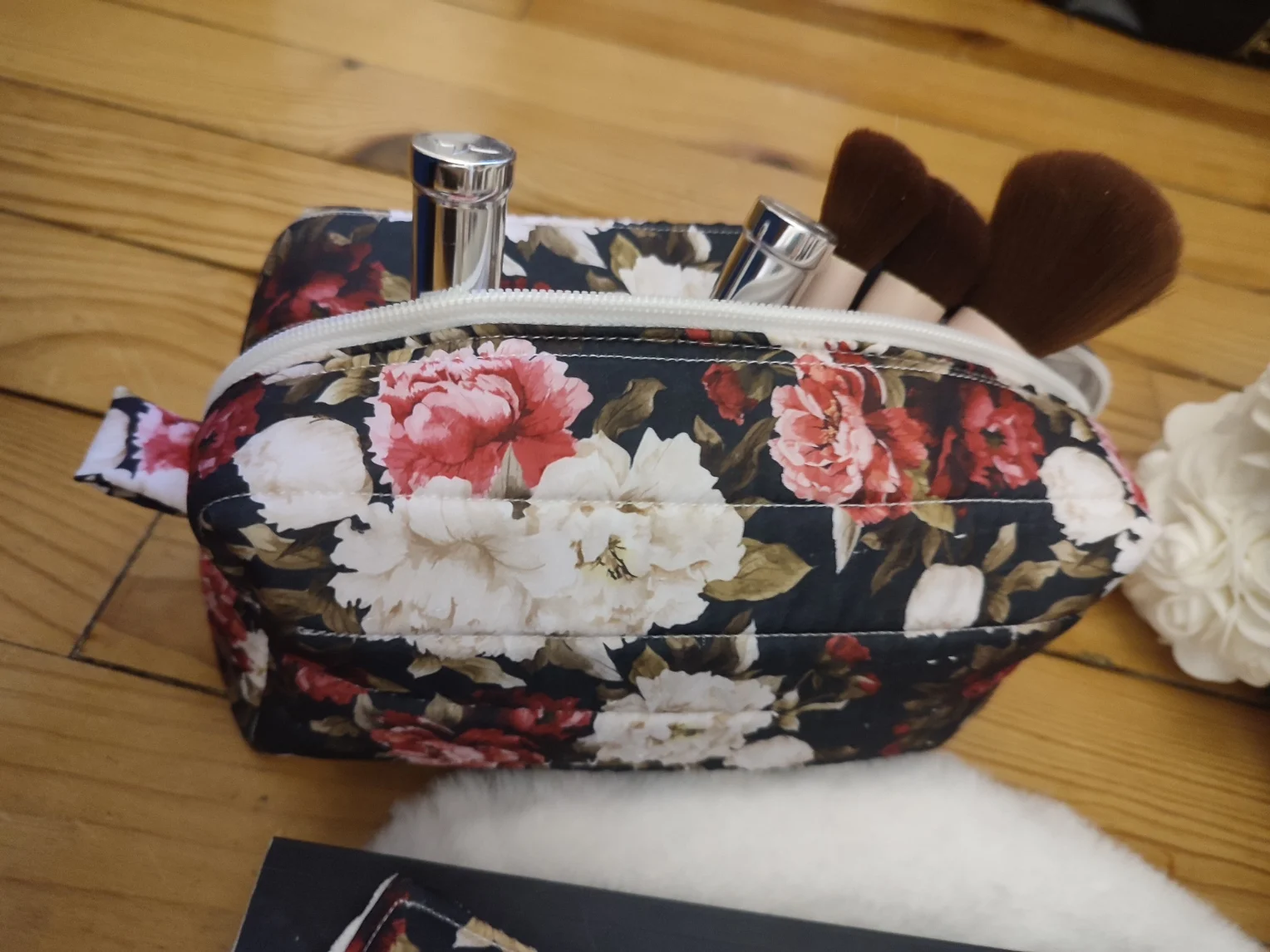 trousse de toilette de la collection Bouquet de chapitre vu du dessus
