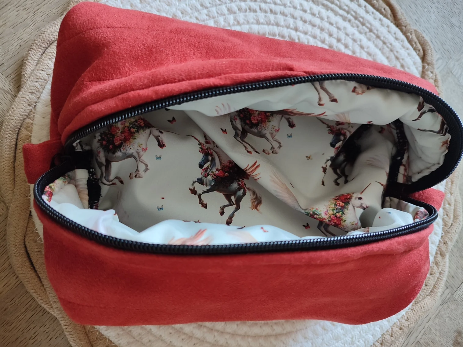 Trousse de toilette entre rêve et page avec un velours et un tissus motif licorne à l'intérieur