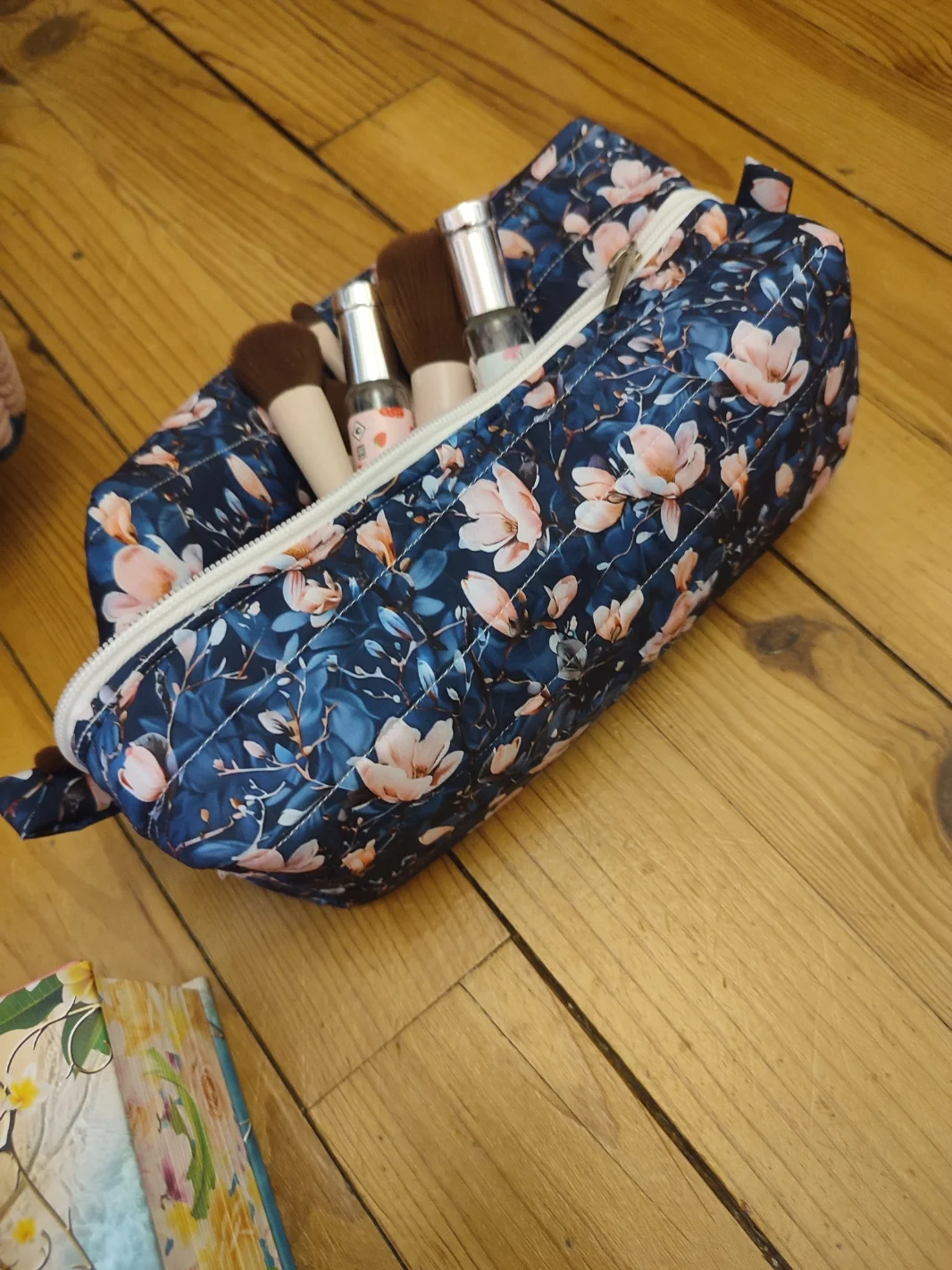 Trousse de toilette Magnolia nocturne fait main avec un tissus côtelé vieux rose et les fleurs de magnolia sur fond bleu marine