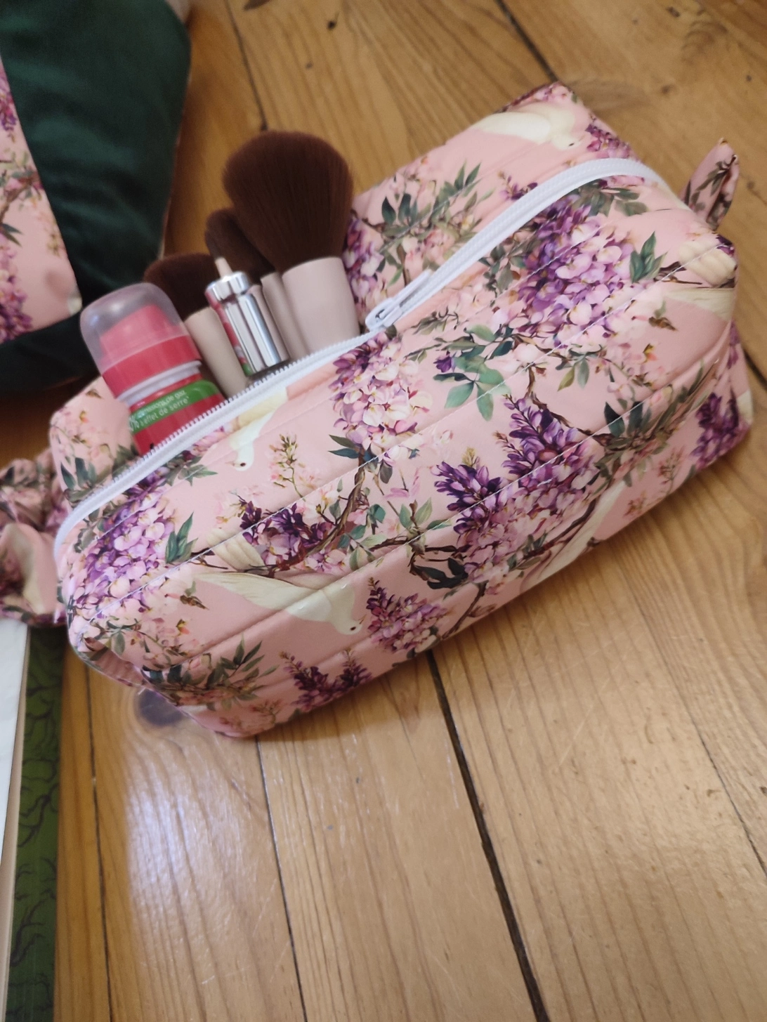 Trousse de toilette Sous les glycines fait main avec un tissus avec des fleurs de glycines et des colombes sur fond rose