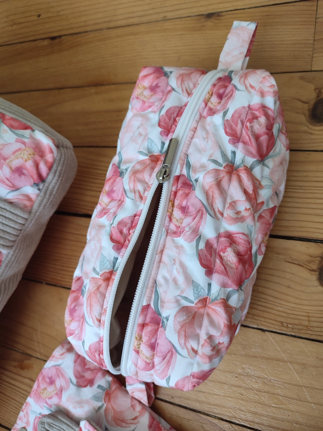 trousse de toilette de la collection Bouquet de lecture vu du dessus