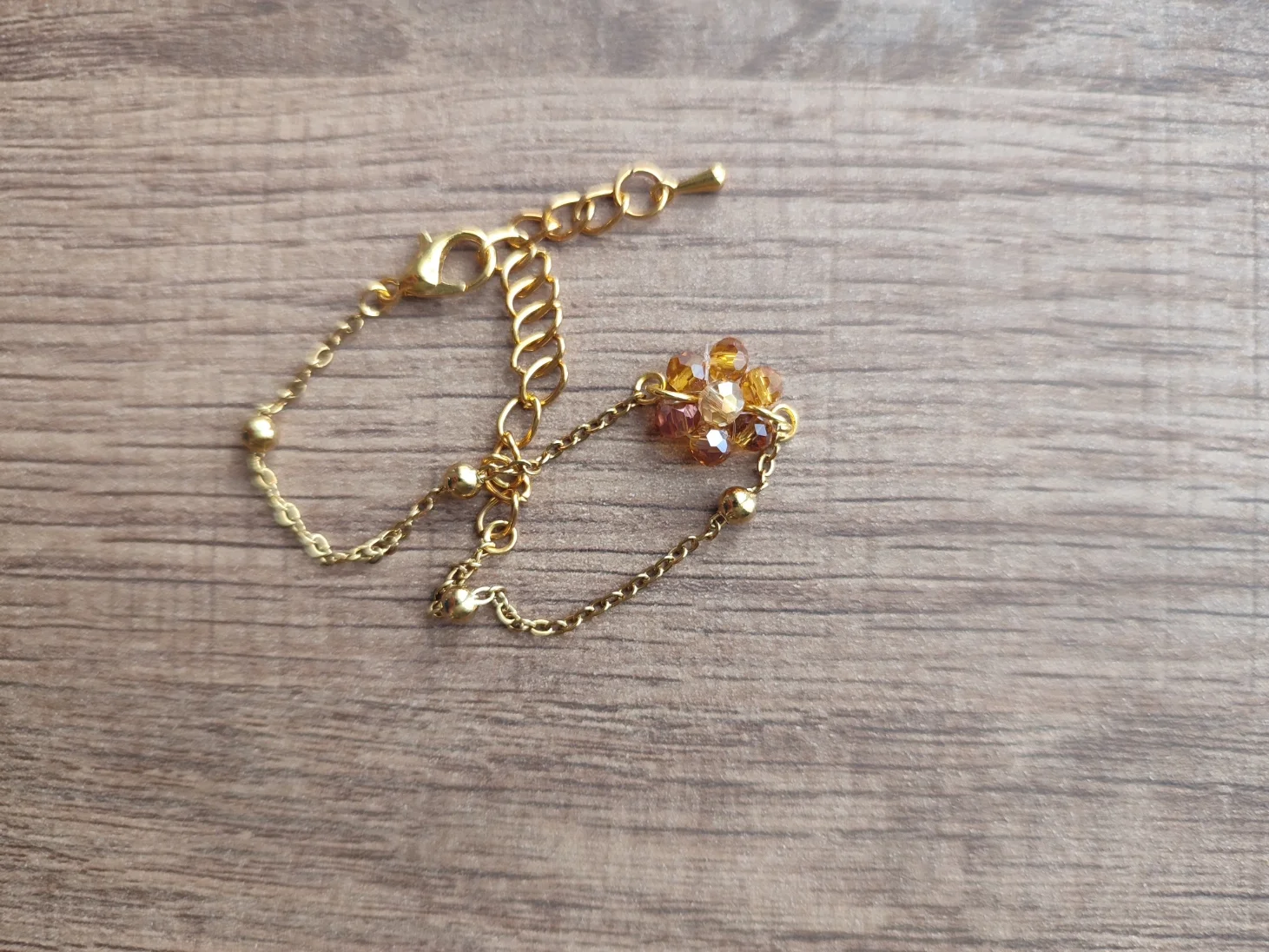 Bracelet Pétalia fait main en perle de couleur ambre et chaine couleur or
