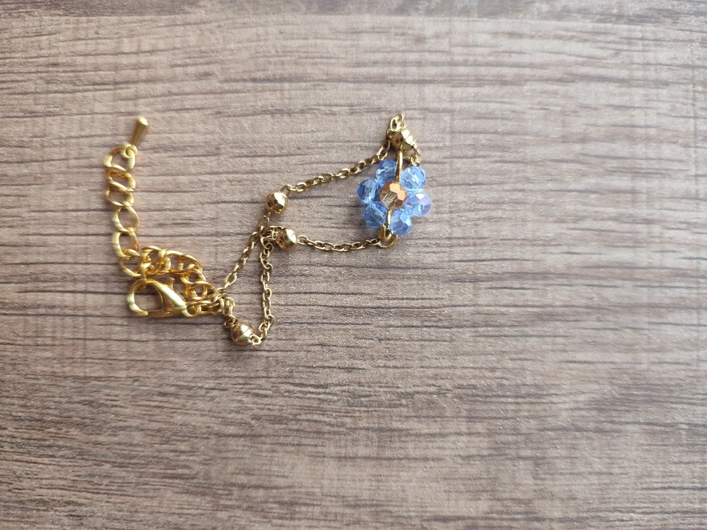 Bracelet Pétalia fait main en perle de couleur bleu et chaine couleur or