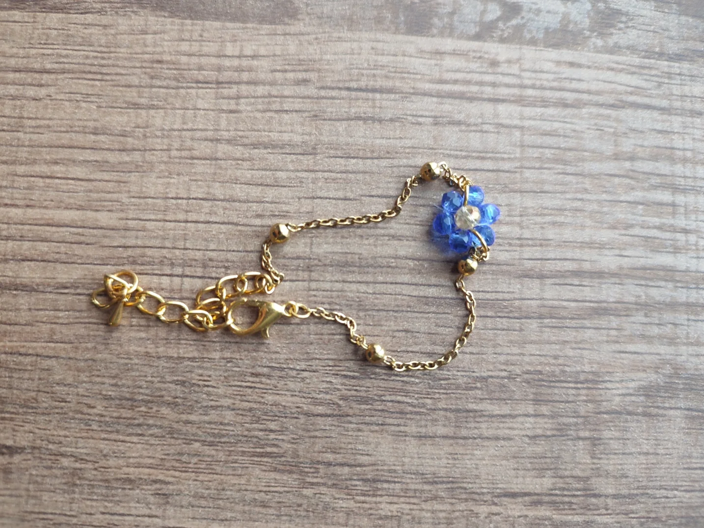 Bracelet Pétalia fait main en perle de couleur bleu roi et chaine couleur or