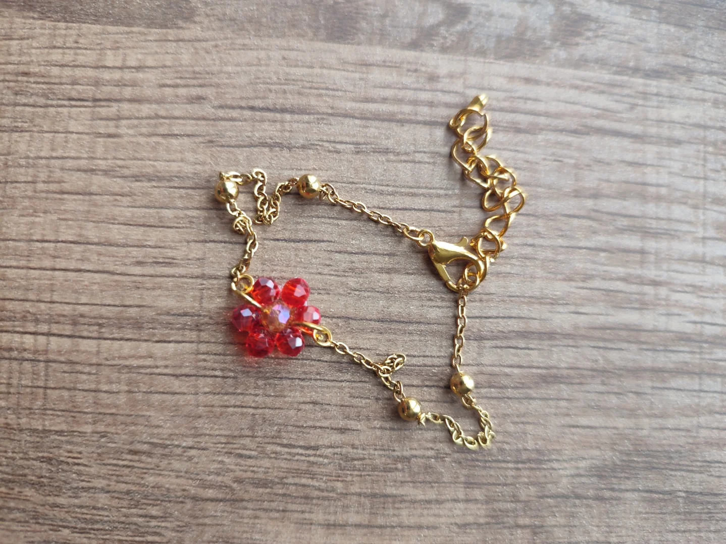 Bracelet Pétalia fait main en perle de couleur rouge et chaine couleur or