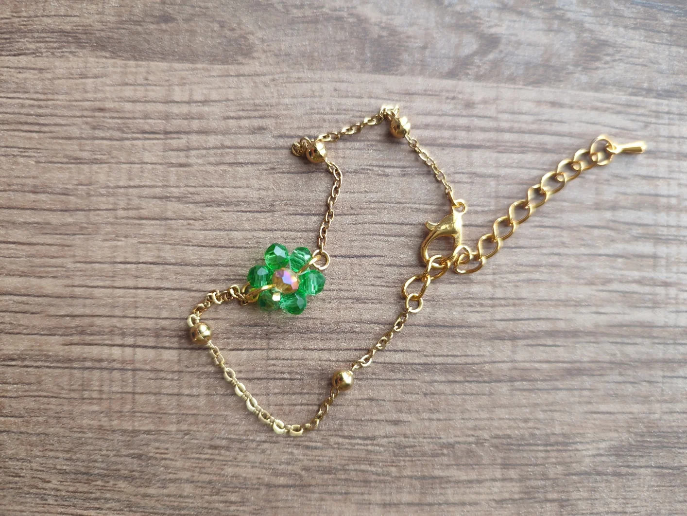 Bracelet Pétalia fait main en perle de couleur vert clair et chaine couleur or