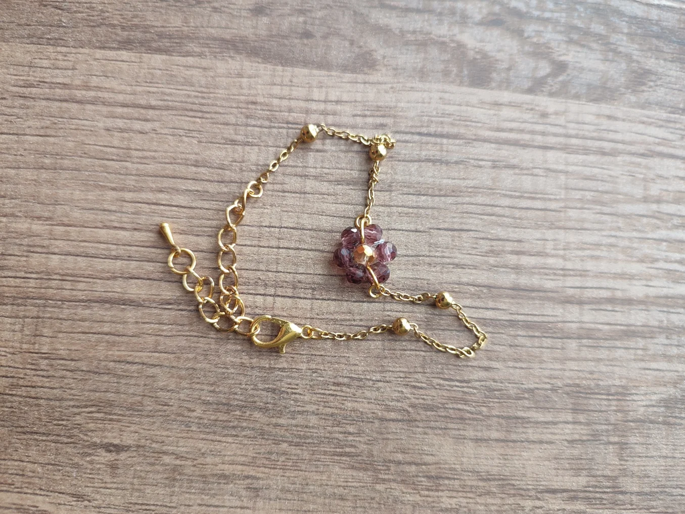 Bracelet Pétalia fait main en perle de couleur violet foncé et chaine couleur or