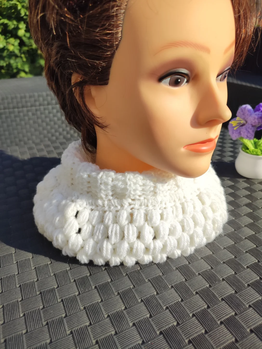 Cache-cou de couleur blanc cassé sur une tête de mannequin