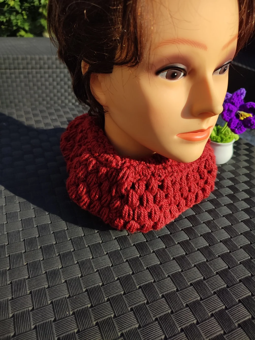 Cache-cou de couleur bordeaux sur une tête de mannequin
