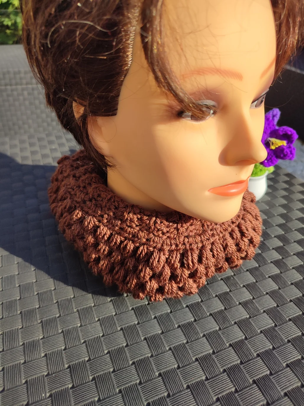 Cache-cou de couleur marron sur une tête de mannequin