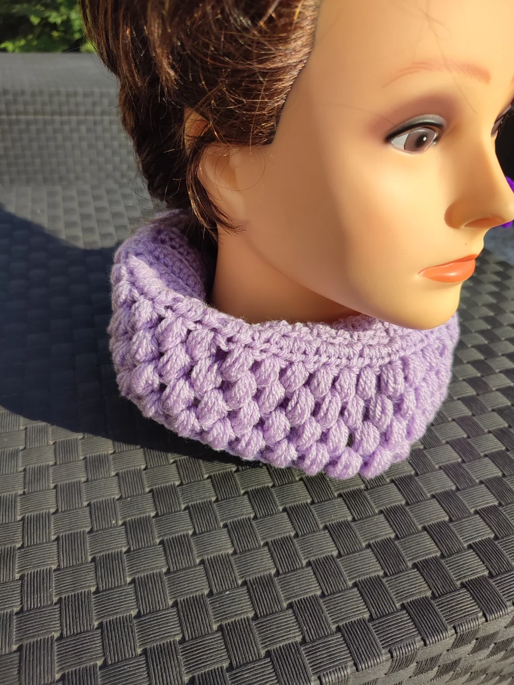 Cache-cou de couleur mauve sur une tête de mannequin