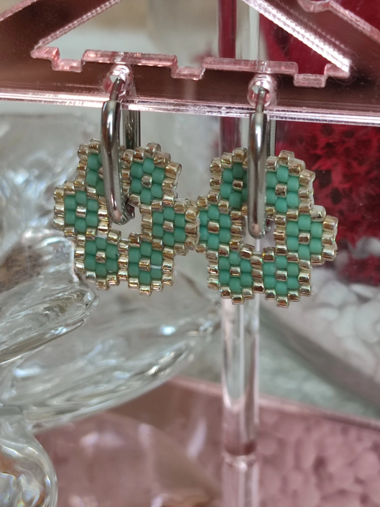 Pampille couleur argent avec des fleur vert pastel fait main par tissage avec des perles miyuki