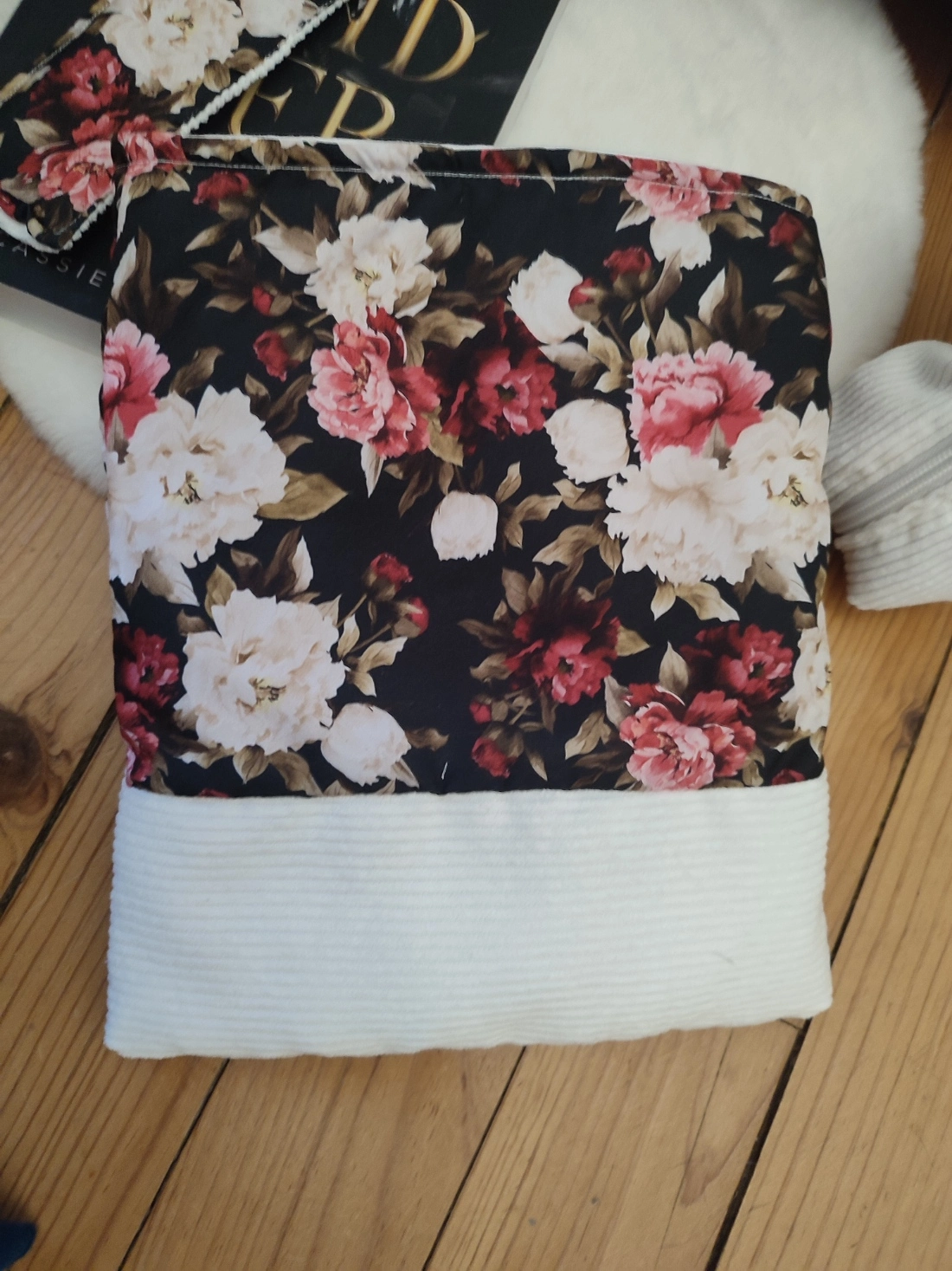 Pochette à livre Bouquet de chapitre, fait main avec un tissu côtelé blanc et un tissu avec des motifs de fleuries blanc et rose sur fond noir