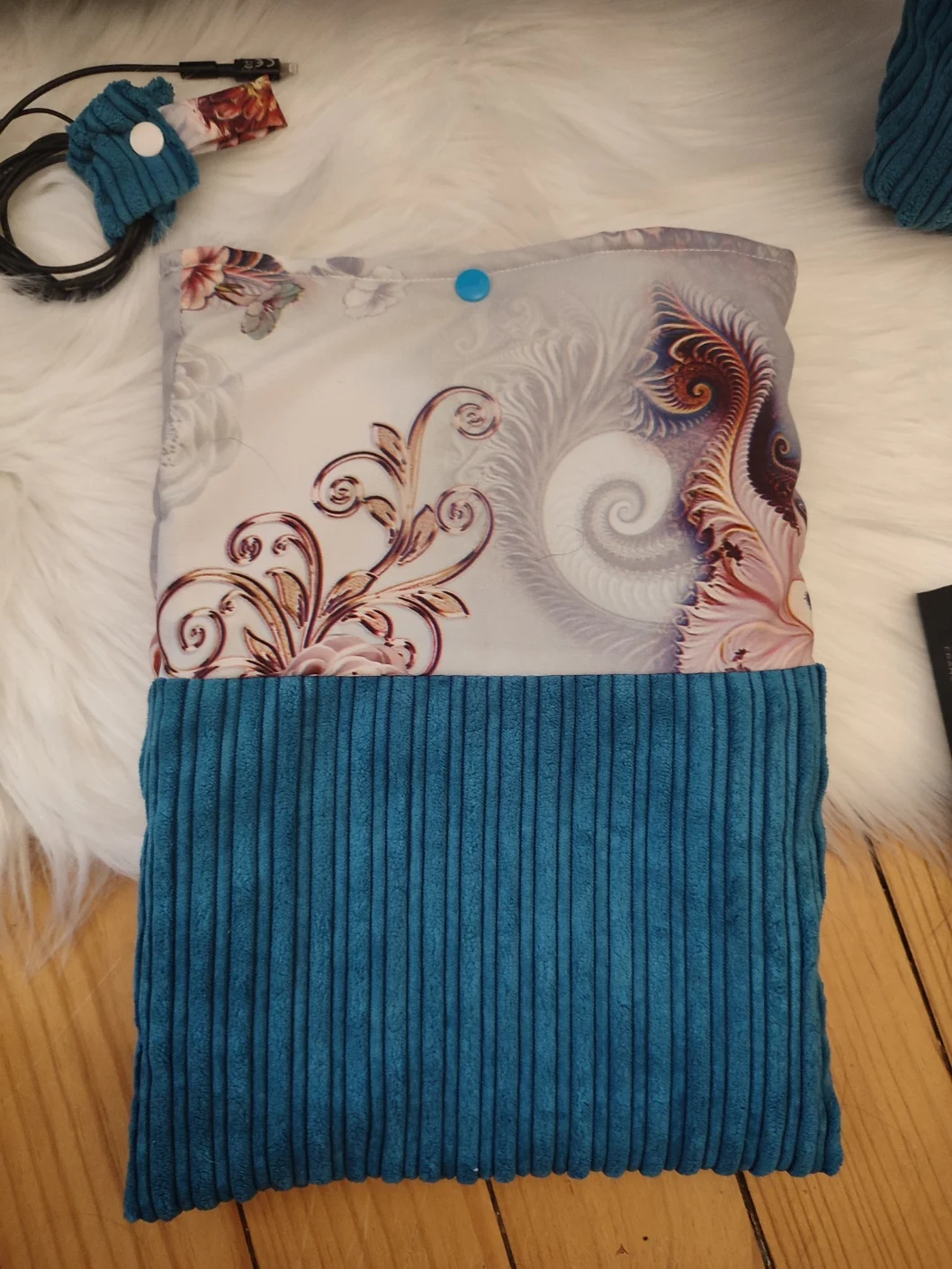 Etui à lunette Jardin d'azur fait main avec un tissus côtelé bleu et des motifs volet et bleu