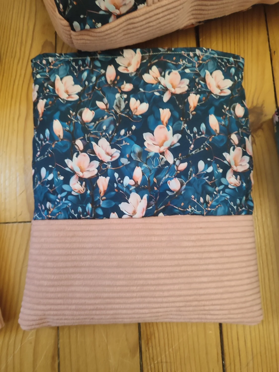 Pochette à livre Magnolia nocturne fait main avec un tissus côtelé vieux rose et les fleurs de magnolia sur fond bleu marine