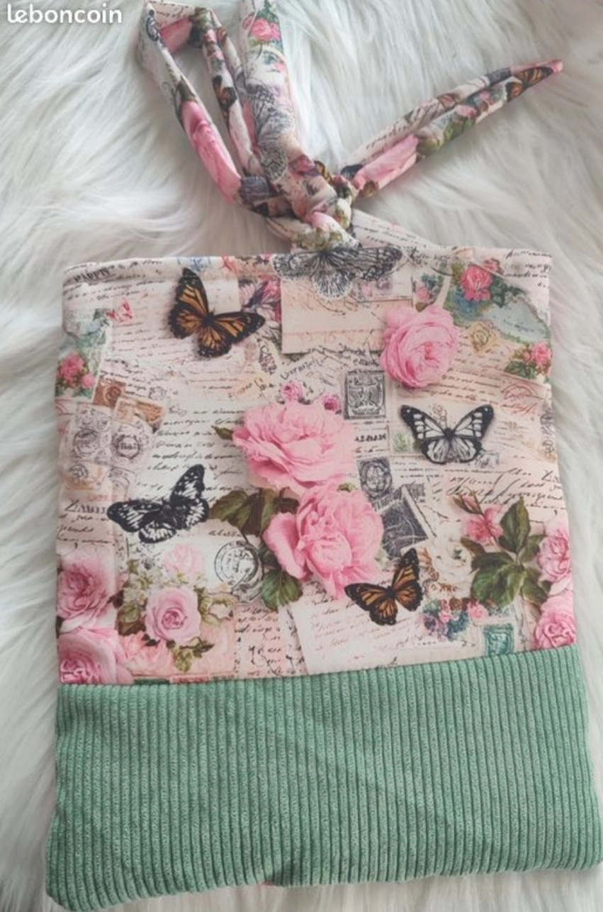 Pochette à livre, fait main avec un tissu côtelé vert et un tissu avec des motifs de papillons et de fleur rose