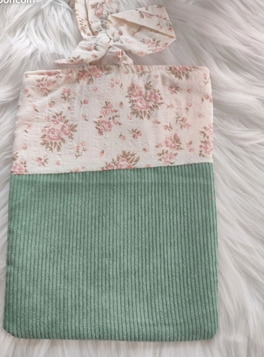 Pochette à livre, fait main avec un tissu côtelé vert et un tissu avec des motifs de fleuries sur fond crème