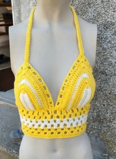 Top coquillage fait en crochet de couleur jaune et blanc