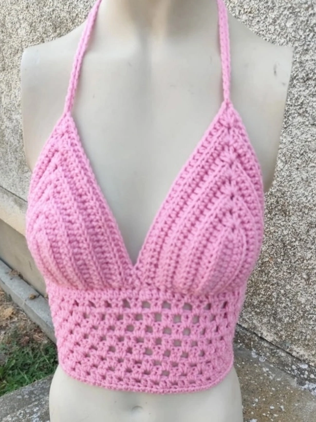 Top coquillage fait en crochet de couleur rose