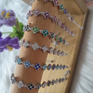 Bracelet éclat floral argenté avec des motifs de fleur de différentes couleur