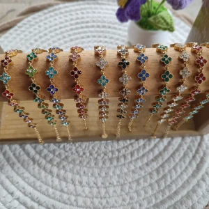 Bracelet éclat floral doré avec des motifs de fleur de différentes couleur