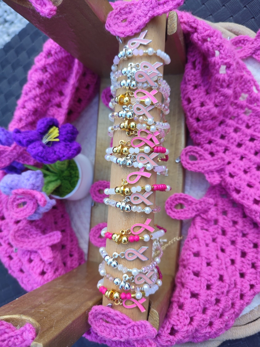 bracelet fait en perle avec l'insigne de la lutte contre le cancer du sein