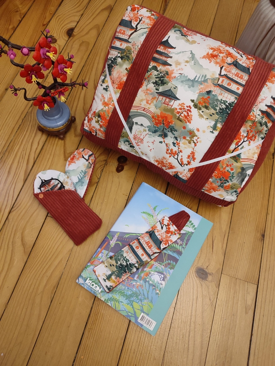 Ensemble de lecture comprenant coussin de lecture marque page et étui à lunette Rêve Kyoto, tissus motif japonais et tissus côtelé brique
