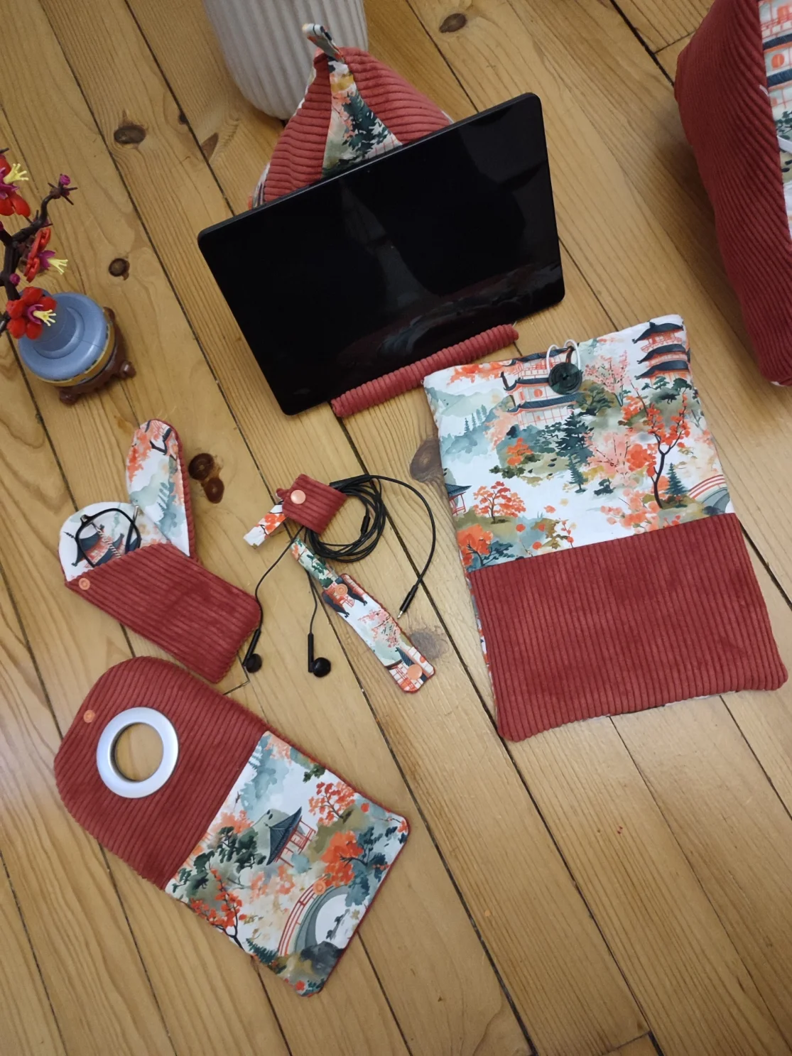 Ensemble nomade comprenant coussin pour petit écran, pochette pour tablette, serre-câble, pochette pour chargeur et étui à lunette Rêve Kyoto, tissus motif japonais et tissus côtelé brique
