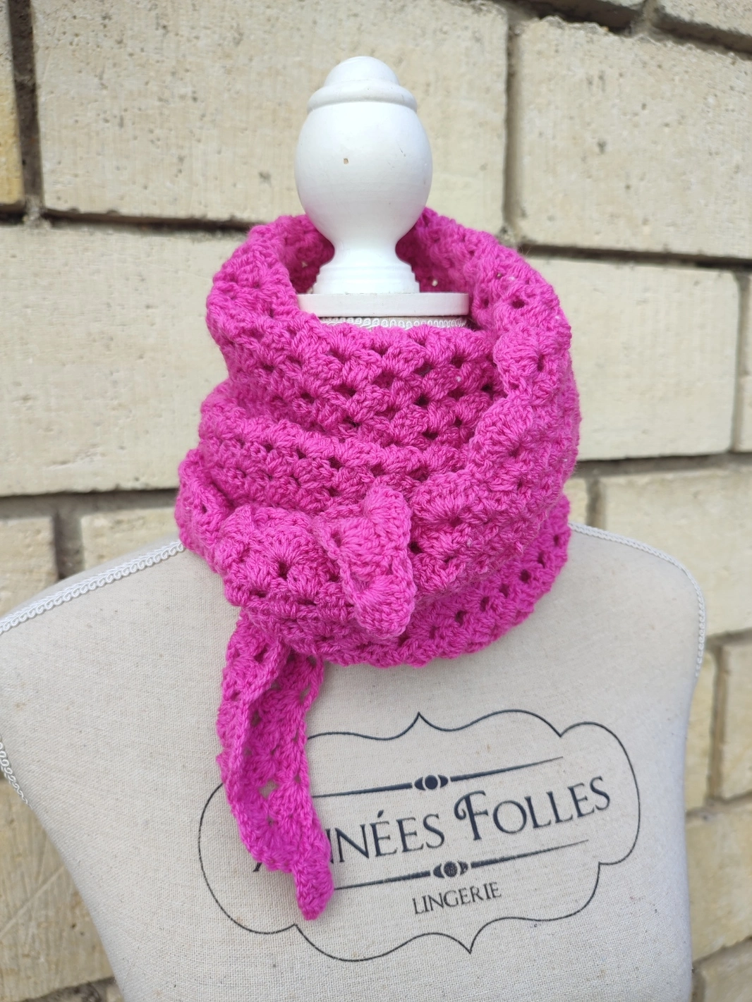 Foulard bandana rose foncé sur un mannequin