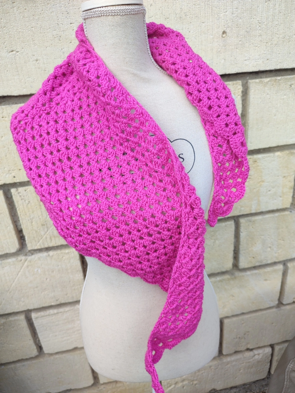 Foulard bandana rose foncé sur un mannequin vue ouvert