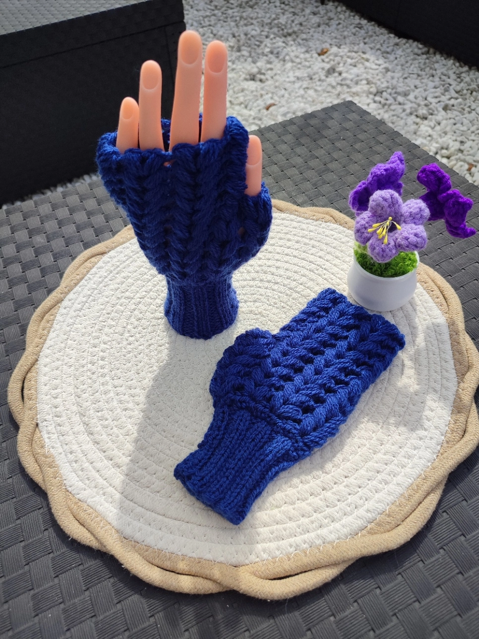 Mitaine flocon couleur bleu roi sur une main de démonstration