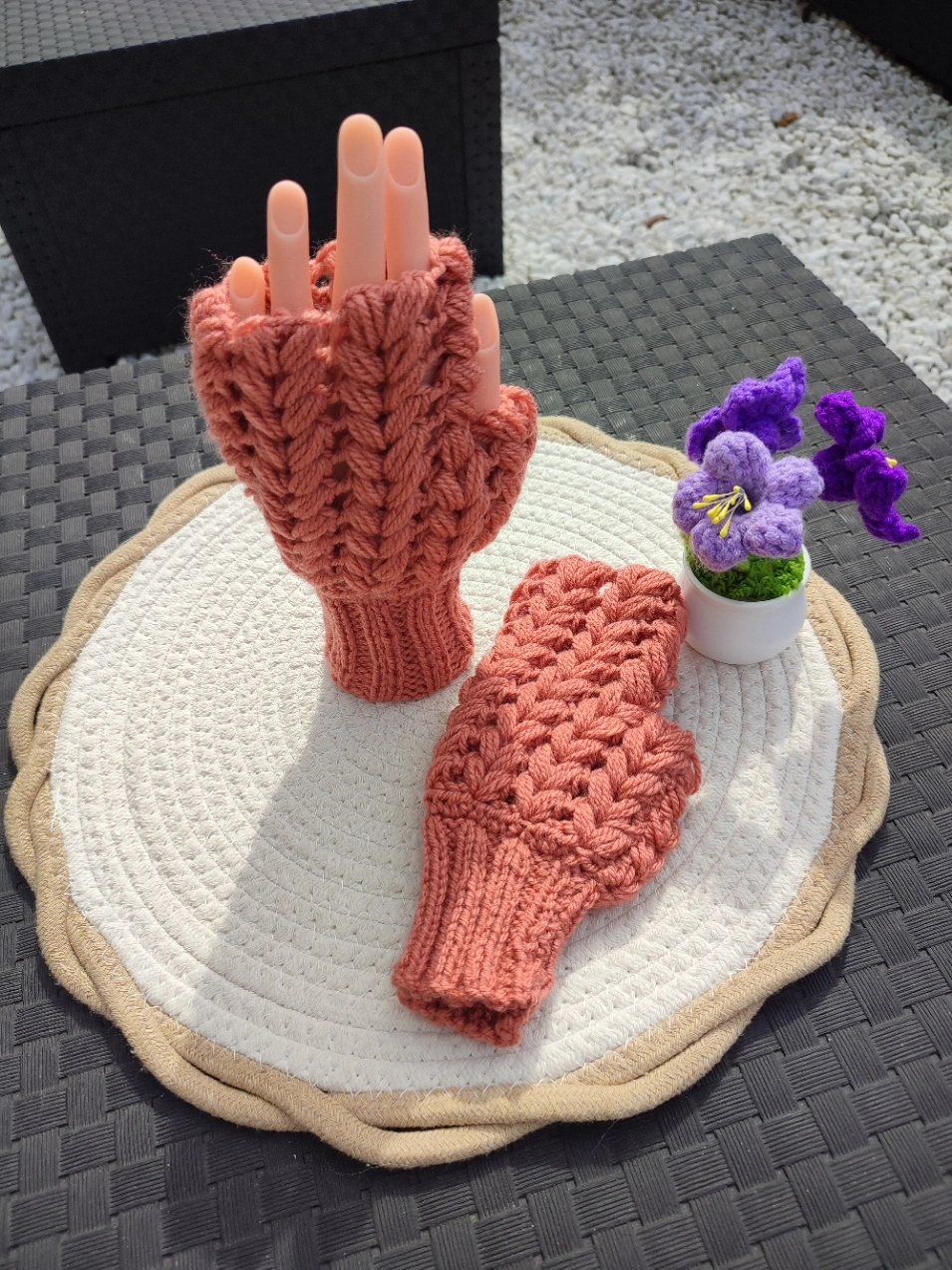 Mitaine flocon couleur terracotta sur une main de démonstration