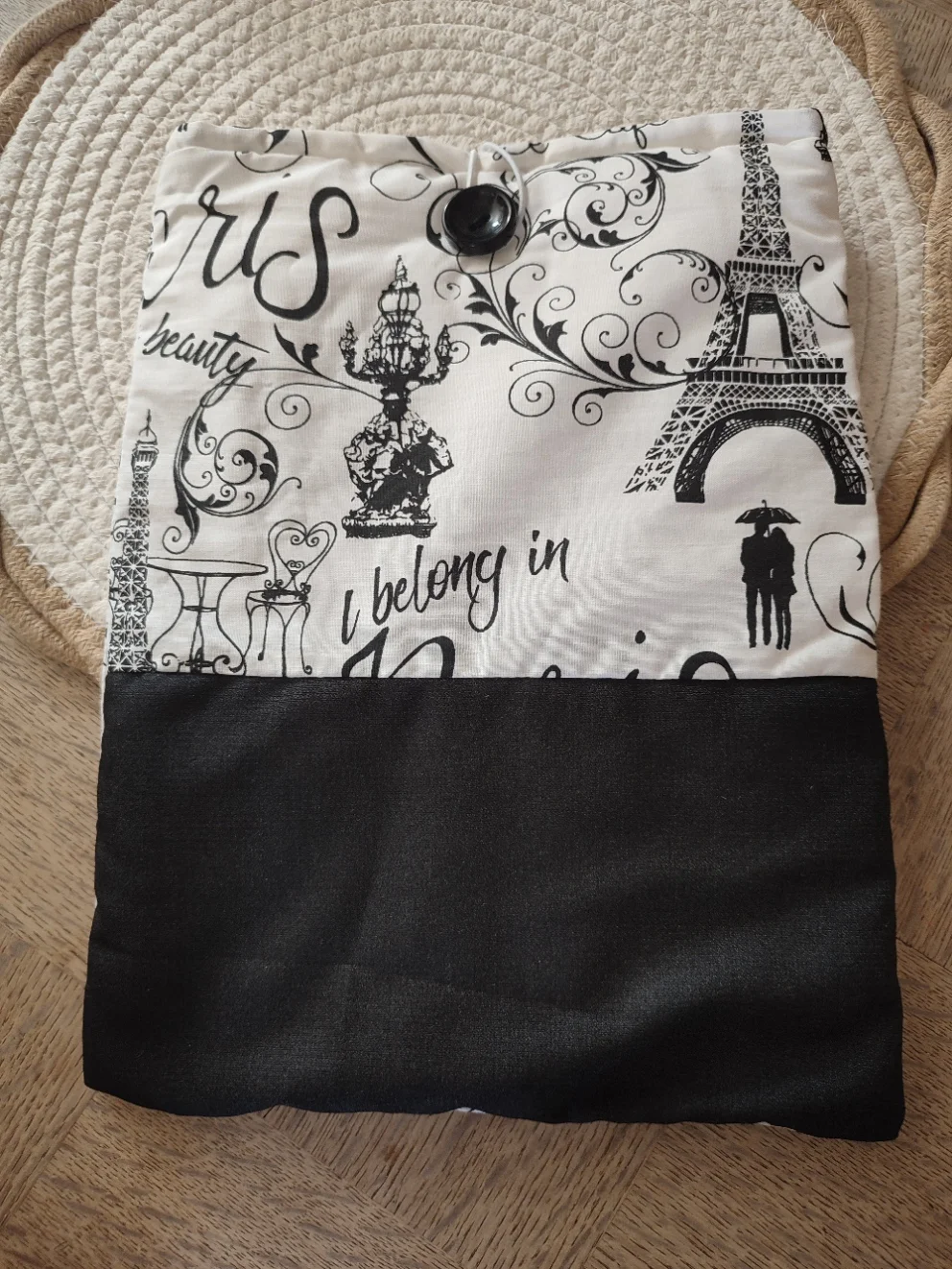 Pochette pour tablette Les pages de Paris, fait main avec un tissu noir et un tissu avec des motifs de la ville de Paris noir sur fond blanc