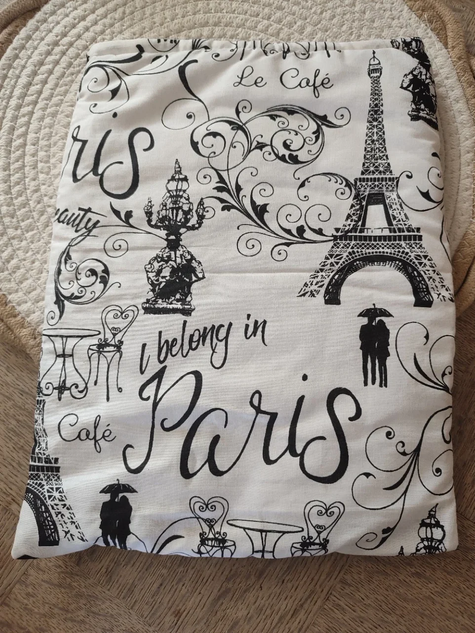 Pochette pour tablette Les pages de Paris, fait main avec un tissu noir et un tissu avec des motifs de la ville de Paris noir sur fond blanc