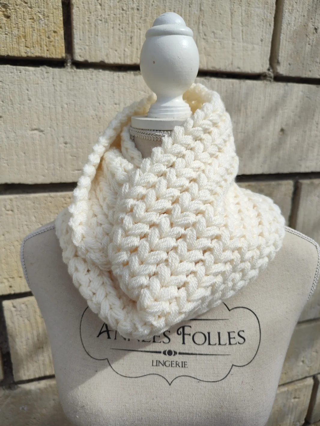 Snood couleur blanc cassé vu porté sur un mannequin