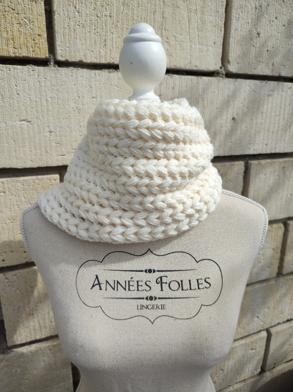 Snood couleur blanc cassé vu porté sur un mannequin
