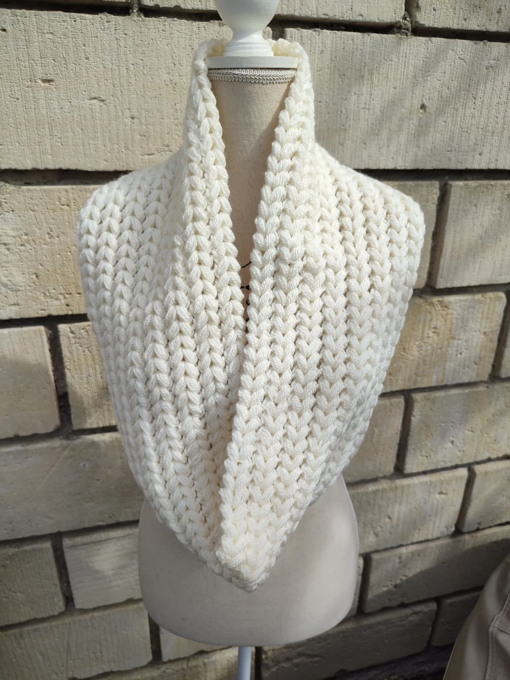 Snood couleur blanc cassé vu porté sur un mannequin