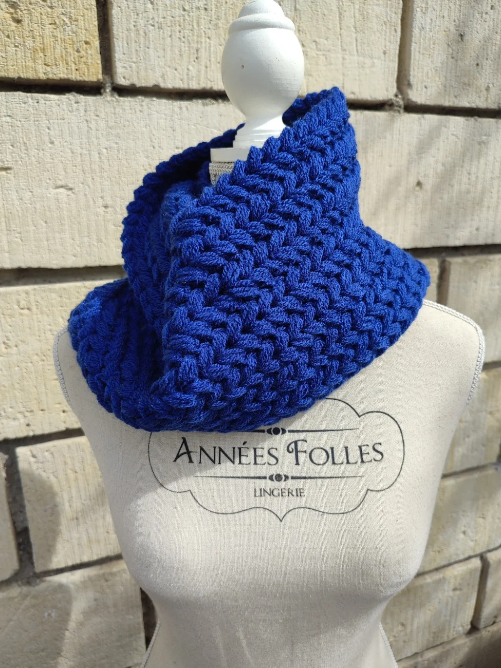 Snood couleur bleu roi vu porté sur un mannequin