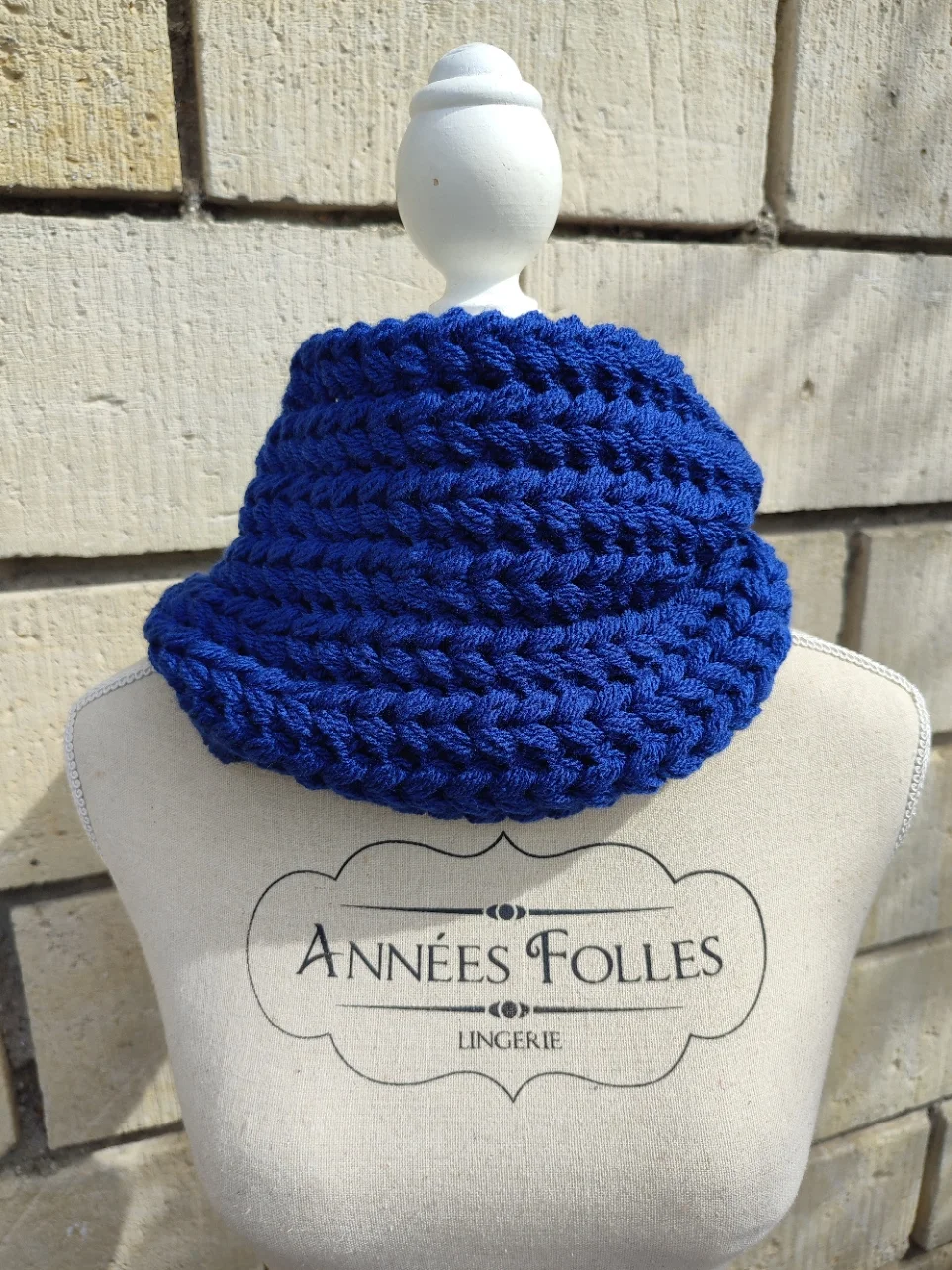 Snood couleur bleu roi vu porté sur un mannequin